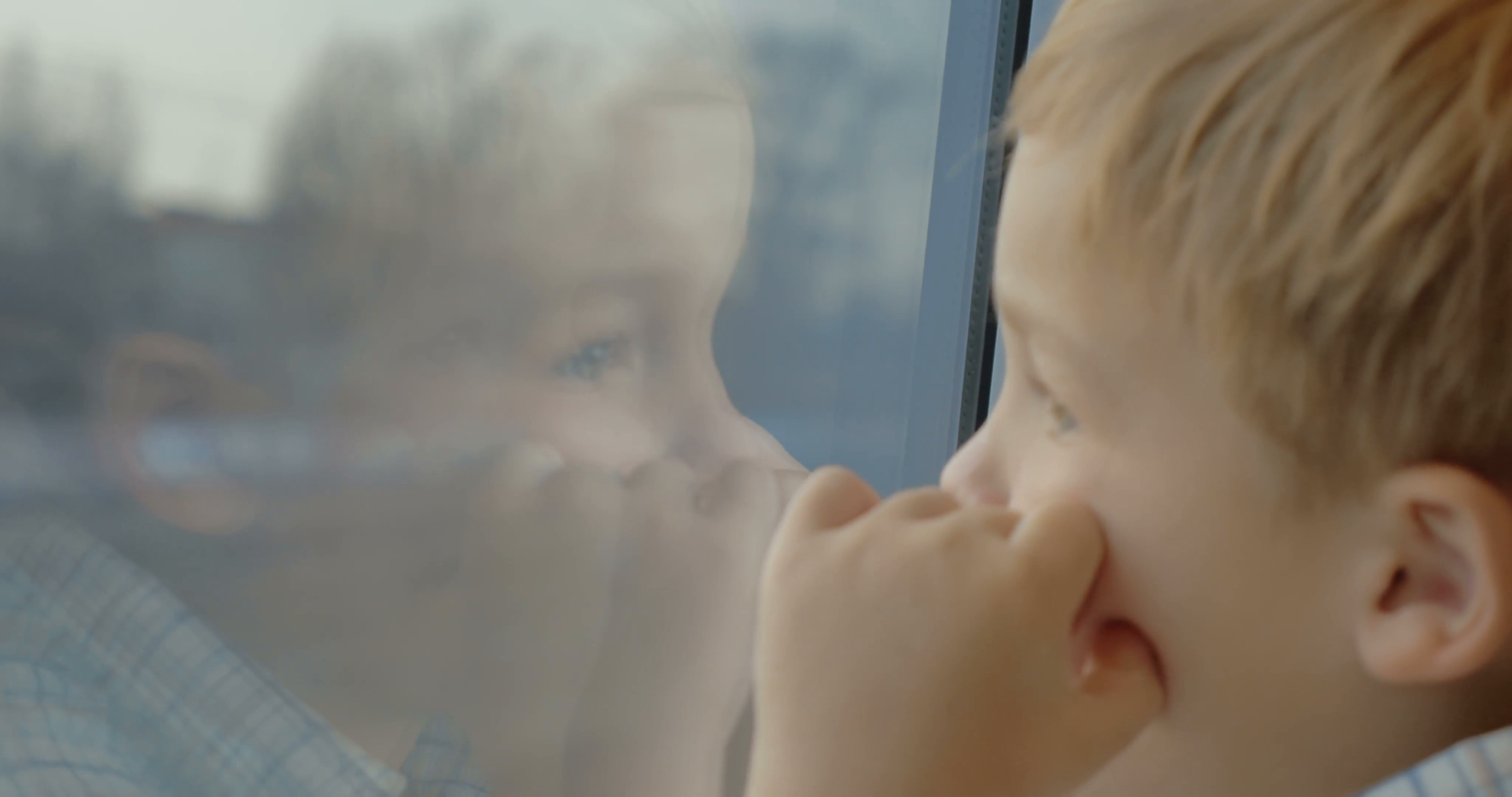 Boy Looking Out Window PNG-Pl