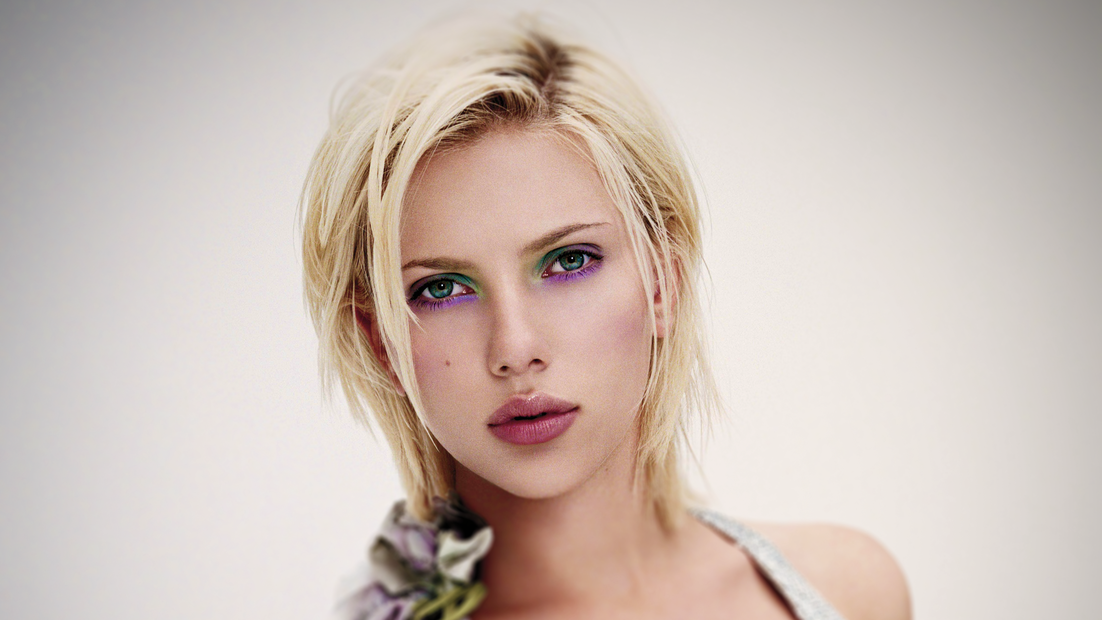 Actress Blonde Face Scarlett 